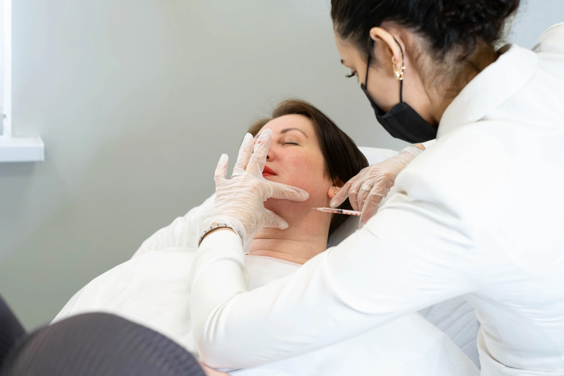 clinician-treats-double-chin-with-lipolytics-pati-2025-02-21-12-20-40-utc